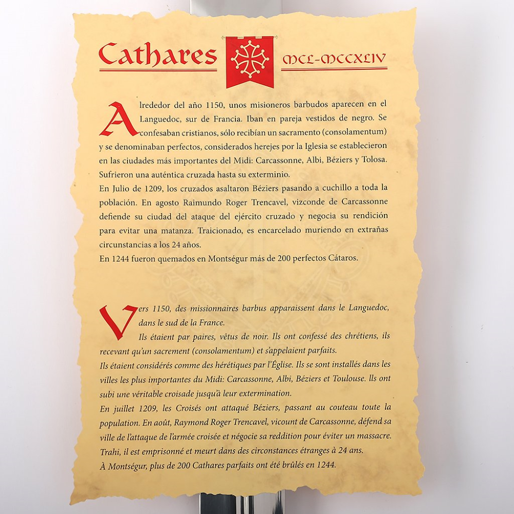 Espada cátara com placa de madeira na parede  - 3