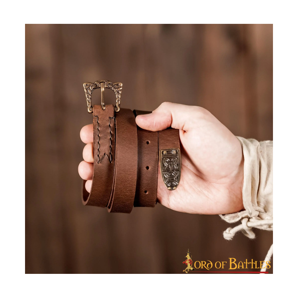 Cinturón de cuero vikingo adornado con hebilla de latón antiguo y capucha  - 1